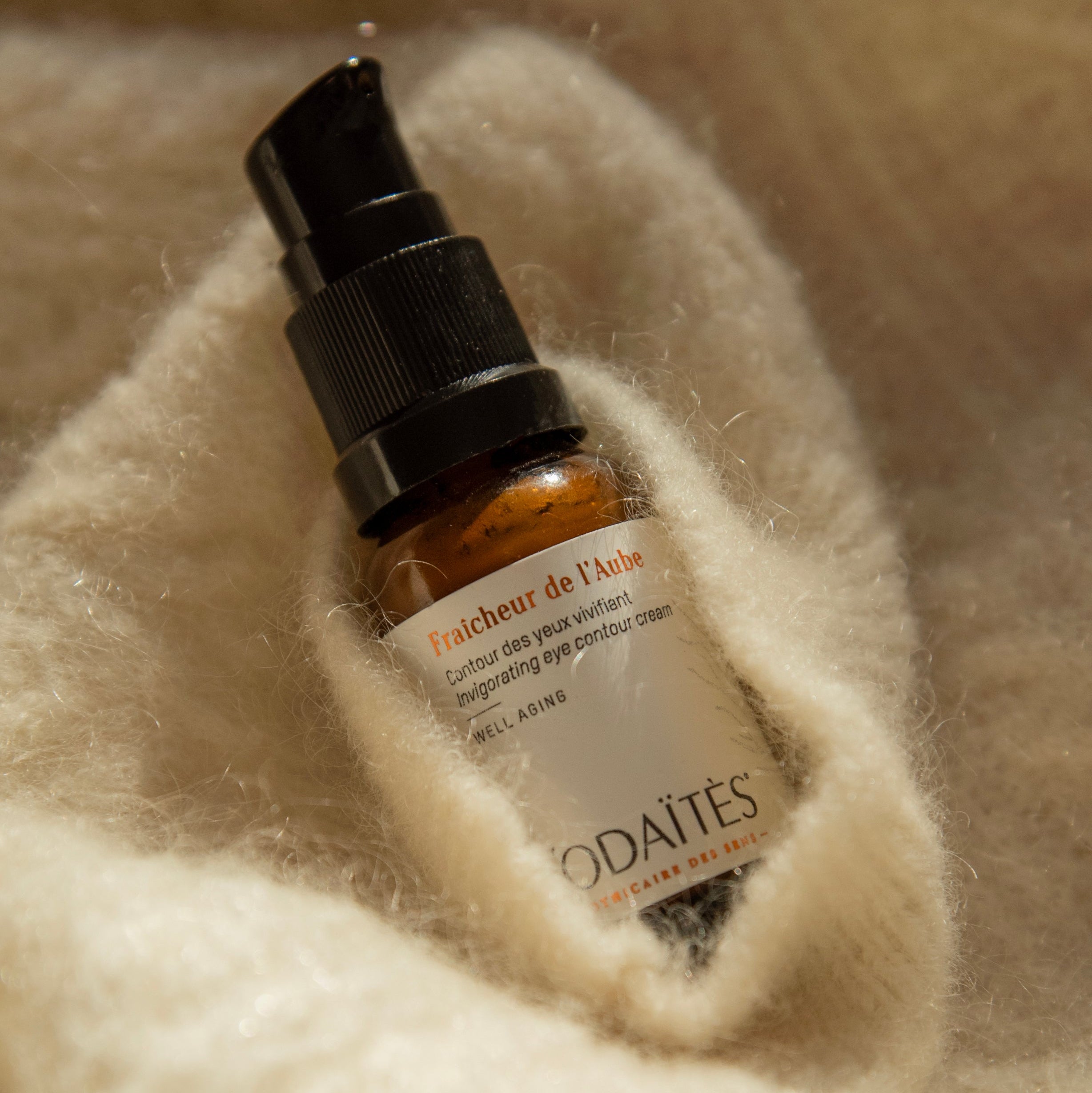 L'Odaïtès illuminating eye contour cream in a beige sweater