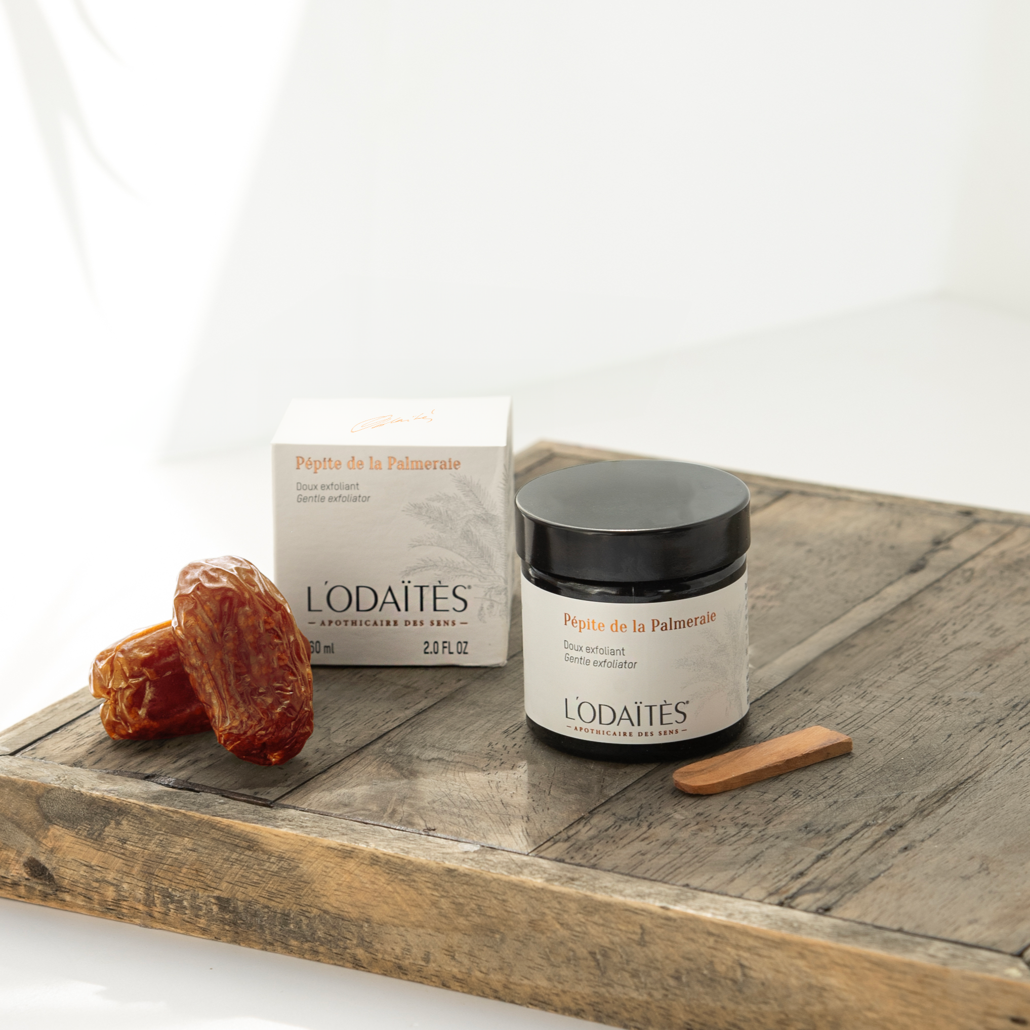 L'Odaïtès gentle exfoliator with case and dates