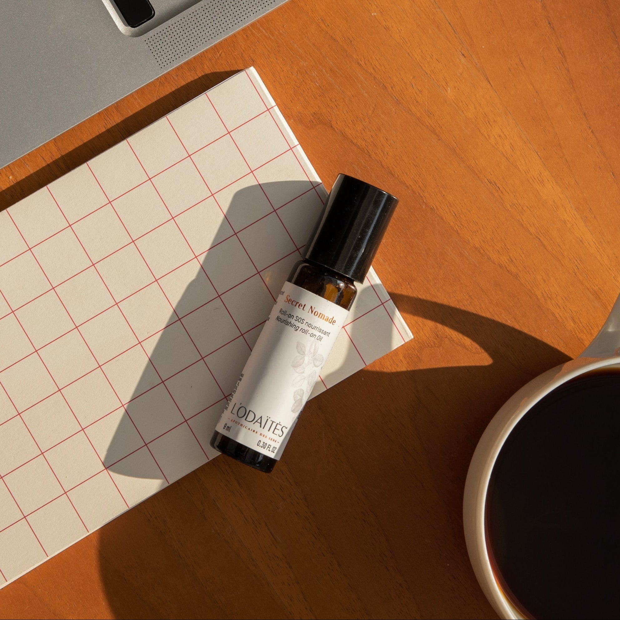 L'Odaïtès nourishing roll-on with coffee and laptop