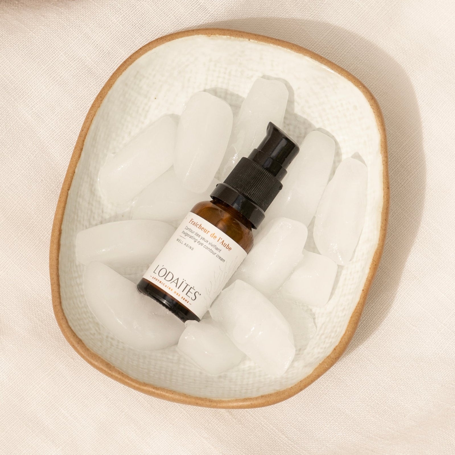 Well-aging invigorating eye contour cream Fraîcheur de l'Aube by L'Odaïtès in a bowl of ice cubes