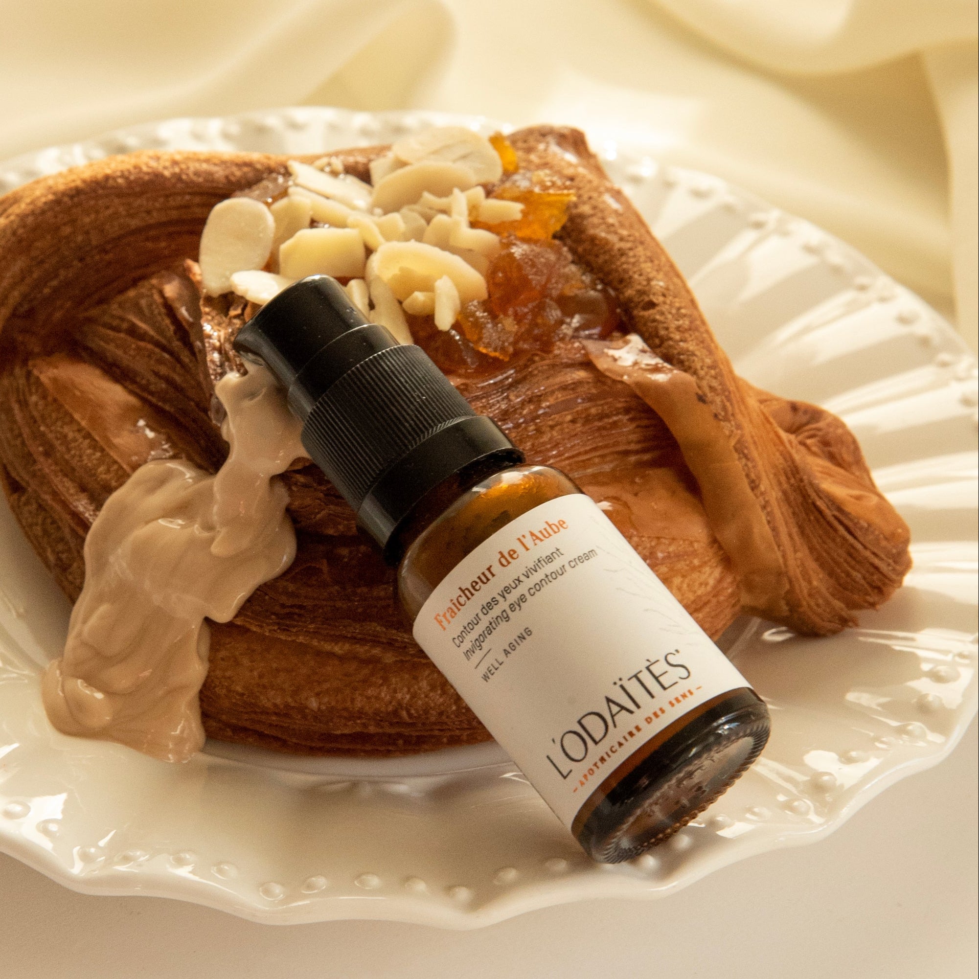 Well-aging invigorating eye contour cream Fraîcheur de l'Aube by L'Odaïtès with a croissant and texture