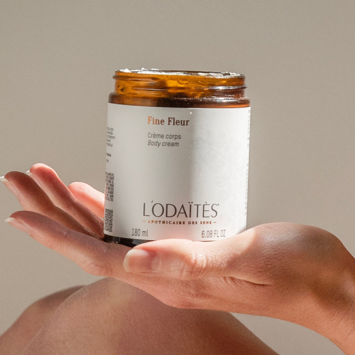 L'Odaïtès body cream on hand