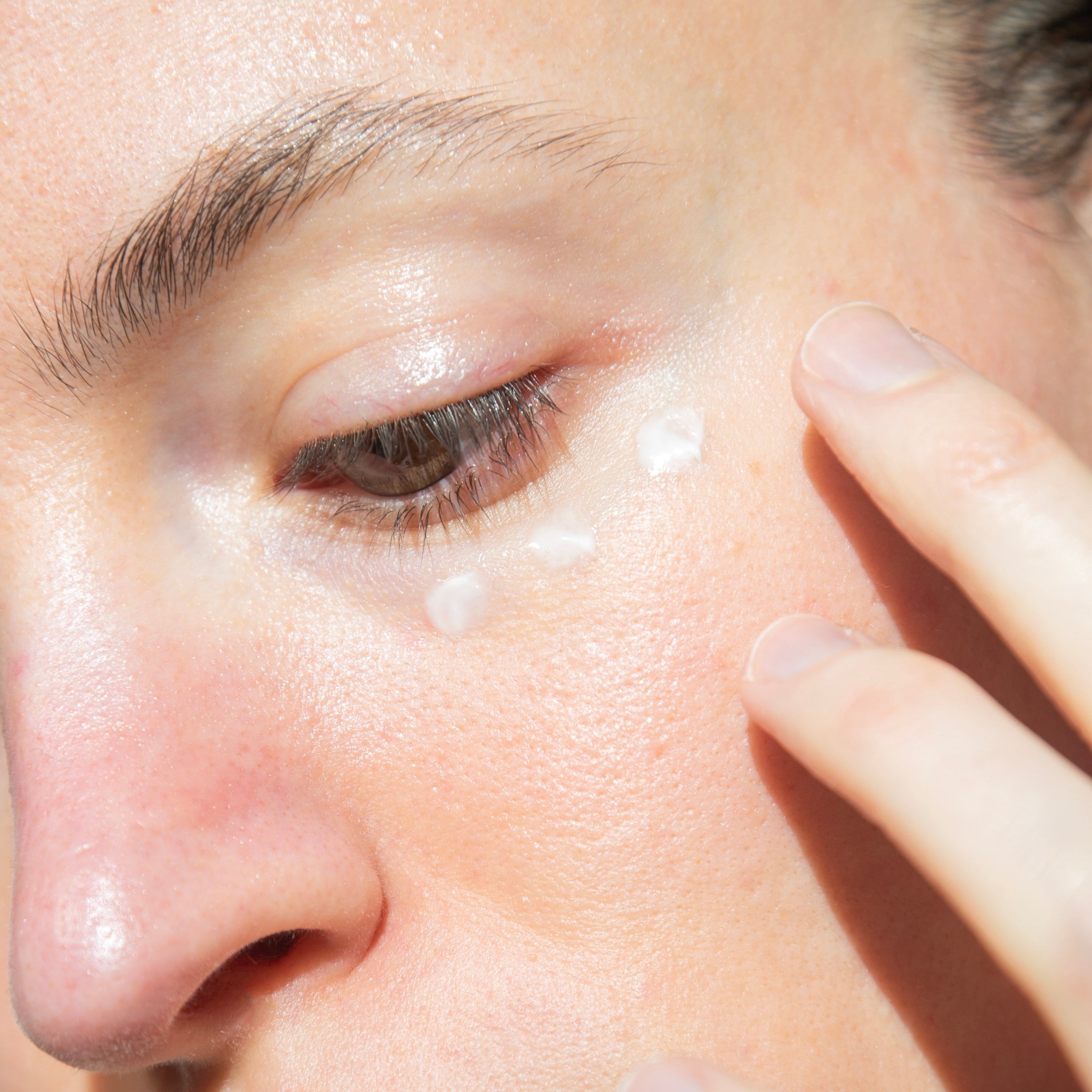 L'Odaïtès illuminating eye contour cream on skin